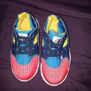 Toddler boys sneakers.